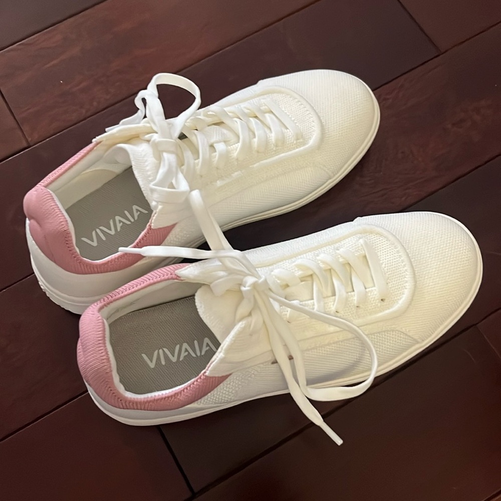 Vivaia Sneakers Size 7